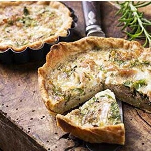 פשטידת טונה מוגשת עם ביצה קשה וירקות חתוכים 