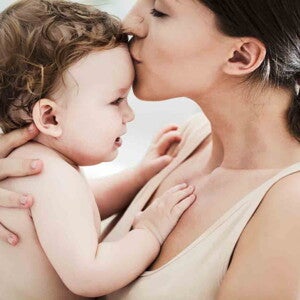 אמא מנשקת תינוק בוכה 