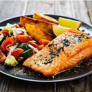 סלמון תפוח אדמה וסלט ירקות