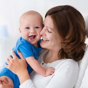 תינוק ואימו מאושרים יחד