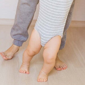 תינוק צועד ואימו מאחוריו