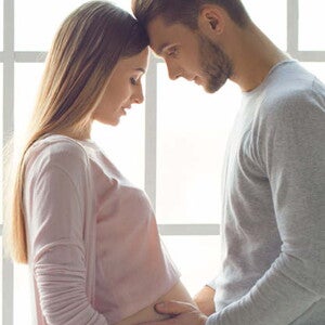 זוג הריונים מאוהב