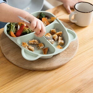 פעוט אוכל ארוחת צהריים מצלחת מחולקת