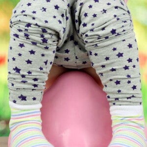 תינוק יושב על סיר