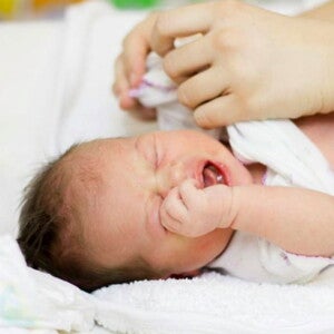 תינוק לבוש בבגד