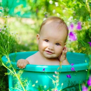 תינוק בתוך גיגית