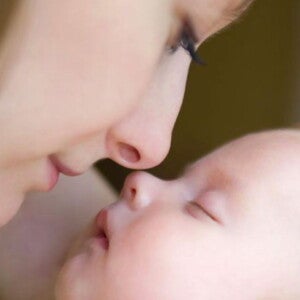 אמא ותינוק משיקים אף לאף