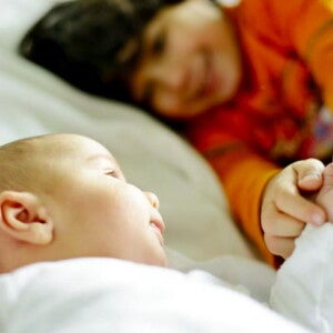 פעוט מחזיק את ידו של תינוק קטן