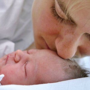 אמא מחבקת את תינוקה