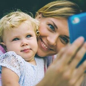 אמא וביתה מסתכלות יחד בטלפון הסלולרי