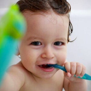 תינוק באמבטיה מצחצח את שיניו