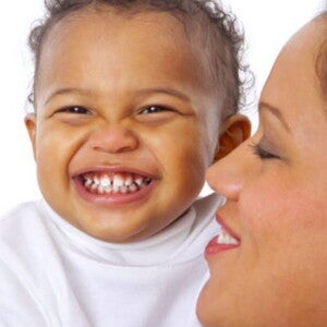 תינוק ואימו צוחקים