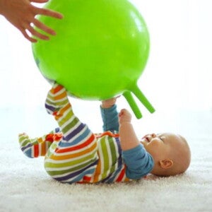 תינוק משחק עם כדור גדול