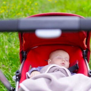 תינוק ישן בעגלה