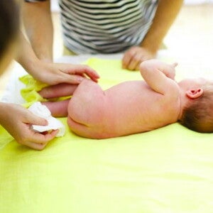 אמא ואבא מנקים את תינוקם ללא אמבטיה