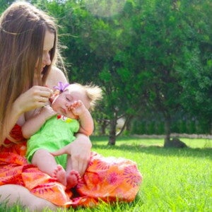 אמא ותינוק על הדשא