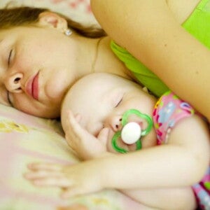 אמא ישנה עם תינוקה