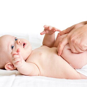 תינוק שרגליו מורמות כלפי מעלה