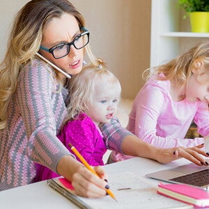 אמא עובדת מהבית