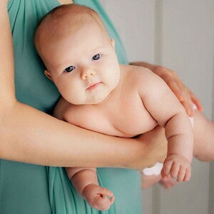 תינ וק מוחזק על ידי אחד מהוריו