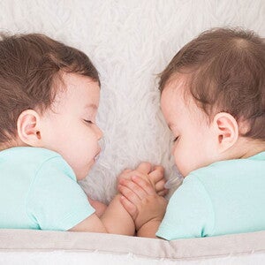 תאומים ישנים זה לצד זה