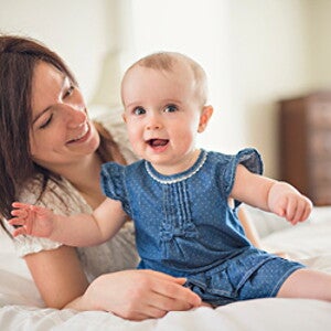 תינוקת ואימה צוחקות