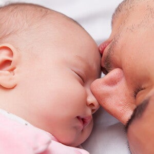 תקריב של אבא ותינוק זה לצד זה