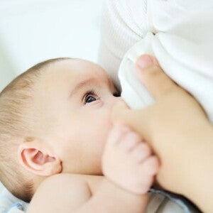 תינוק בן כמה חודשים יונק מאימו