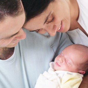 הורים עם רך נולד בידיים