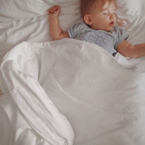 תינוק ישן על גבו