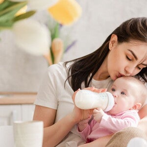 אמא תינוק וזר פרחים