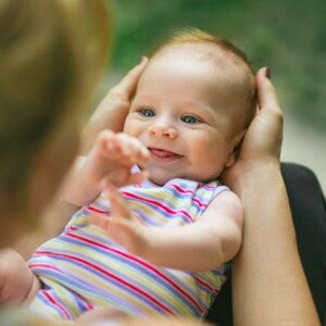 תינוק מחייך לאימו - מחשבון התפתחות התינוק