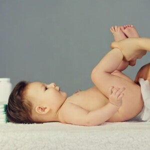 אמא מחתלת את תינוקה