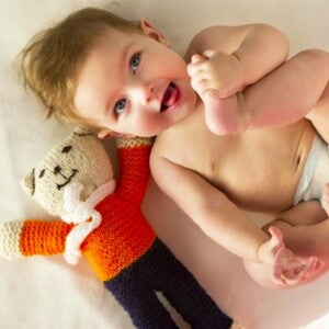 תינוק ישן על מזרן למיטה