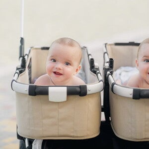 תאומים מחייכים יחד