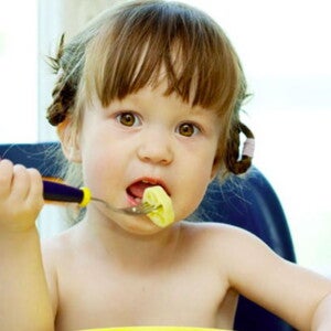 תינוקת בת שנתיים אוכלת