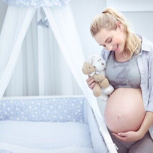 הריונית מסדרת חדר תינוק