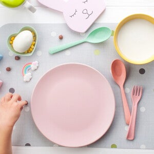 מבט על על שולחן אוכל לילד