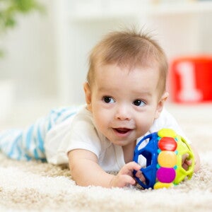 תינוק שוכב על הבטן