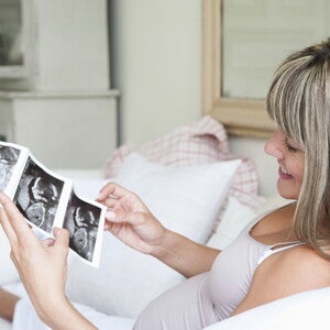 הריונית מסתכלת על תמונות אולטרסאונד