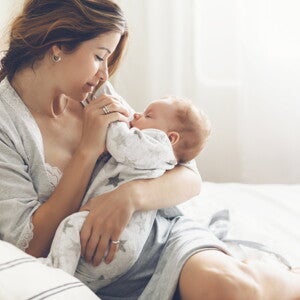 אם מנשקת את תינוקה