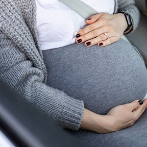 הריונית ברכב