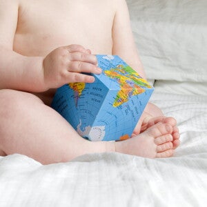 ילד מחזיק קוביית משחק