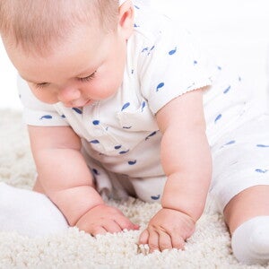 ילד מנסה להתיישב