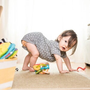 תינוקת על ארבע מיישרת מבט מופתע