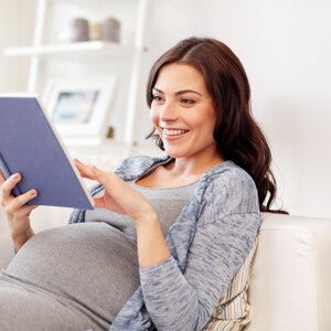 הריונית קוראת ספר