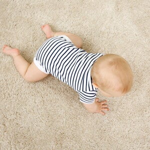 מבט עילי על תינוק זוחל