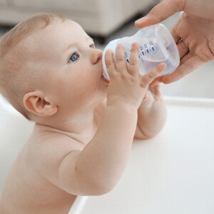 אם נותנת מים לבנה