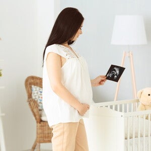 הריונית בחדר תינוק