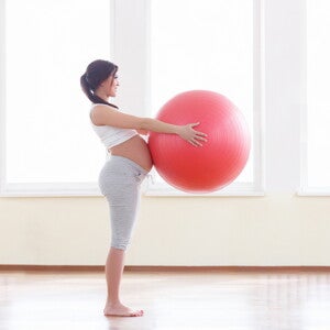 אישה הרה עם כדור